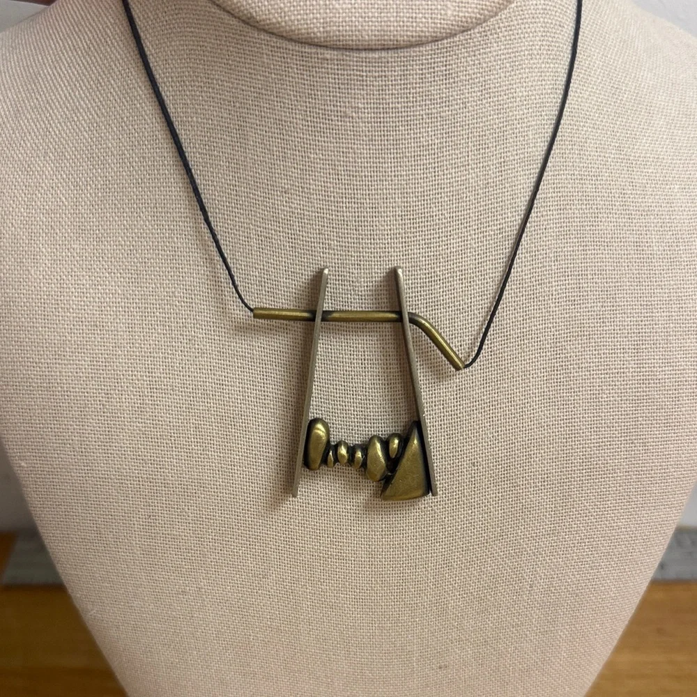 Gold tone large stone Tori pendant on string - Picture 1 of 3